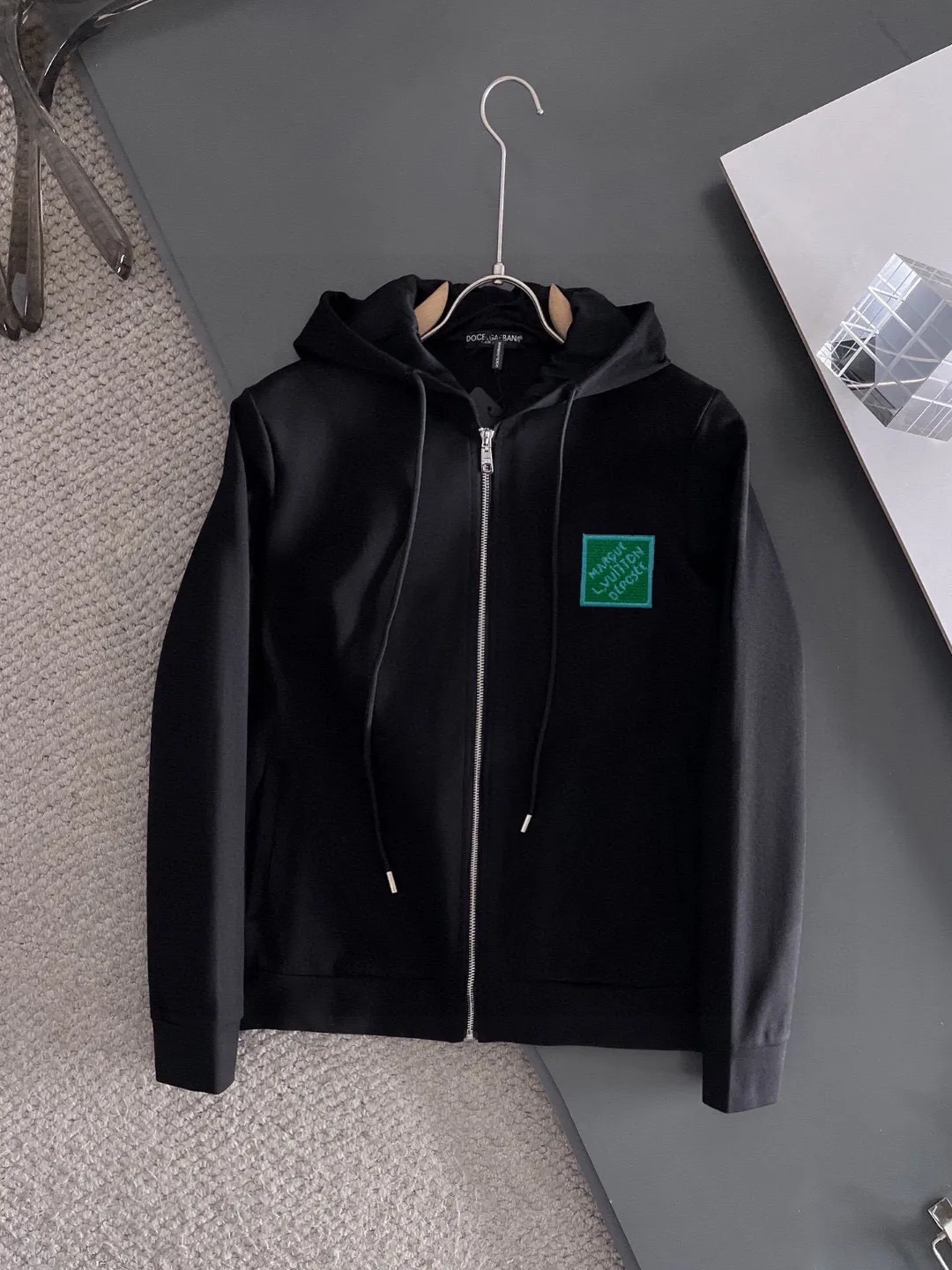🅿️420 [LV Louis Vuitton] (Fat Man Gospel) hot-selling suit is coming. Focus on the original version of the official website. 2025 new hot-selling cardigan sweater suit. The original order is the best. 🇭🇰The meticulous work of top designers is dedicated to a fitting and perfect upper body effect. All-natural high-quality Roman cotton 100%, close-fitting comfort, noble and elegant! Original hardware embodies elegance and nobility! Counter size: M-5XL (maximum wear up to 220 pounds)